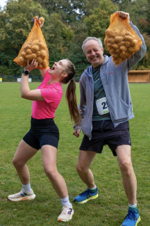 Zwei Säcke Kartoffeln für die ATG (Foto: Bernd Schmidt)